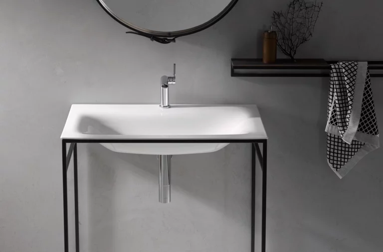 Rechteckiges Waschbecken aus Stahl-Email auf Einbauplatte, mit modernem Untergestell, Einzelwaschplatz, minimalistisches Design.