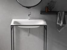 Rechteckiges Waschbecken aus Stahl-Email auf Einbauplatte, mit modernem Untergestell, Einzelwaschplatz, minimalistisches Design.