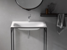 Rechteckiges Waschbecken aus Stahl-Email auf Einbauplatte, mit modernem Untergestell, Einzelwaschplatz, minimalistisches Design.