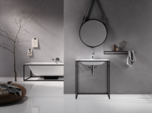 Rechteckige Stahl-Email-Badewanne und rechteckiges Stahl-Email-Waschbecken auf Einbauplatte, modernes Bad in Grau.