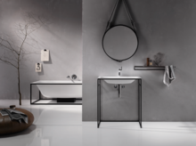 Rechteckige Stahl-Email-Badewanne und rechteckiges Stahl-Email-Waschbecken auf Einbauplatte, modernes Bad in Grau.