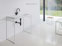 Waschbecken aus Stahl-Email auf rechteckiger Einbauplatte, freistehende rechteckige Badewanne aus Stahl-Email, minimalistisches Badezimmer.