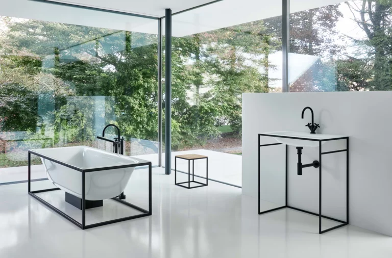 Freistehende rechteckige Badewanne und rechteckiges Waschbecken aus Stahl-Email auf Einbauplatte, modern eingerichtetes Bad.