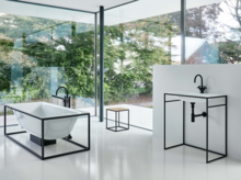 Freistehende rechteckige Badewanne und rechteckiges Waschbecken aus Stahl-Email auf Einbauplatte, modern eingerichtetes Bad.