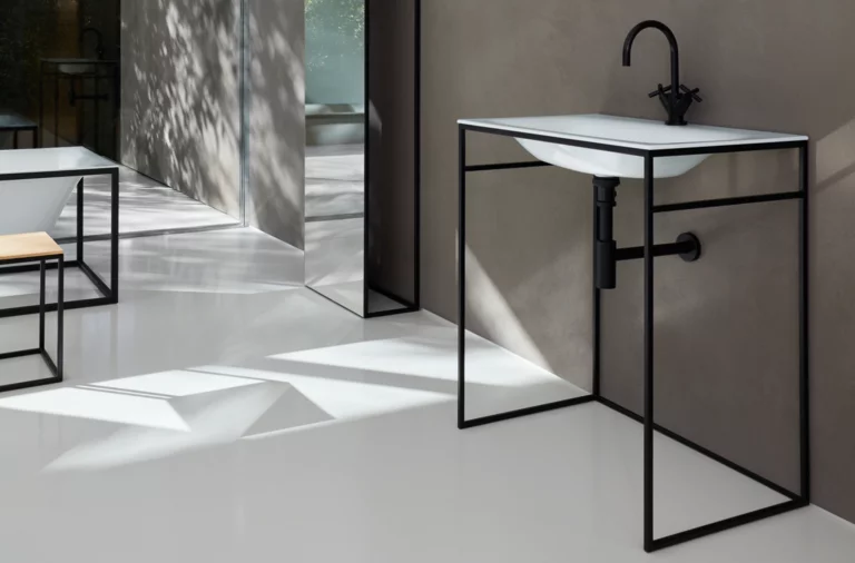 Waschbecken aus Stahl-Email mit rechteckiger Einbauplatte und schwarzem Gestell, moderner minimalistischer Stil.