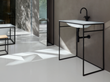 Waschbecken aus Stahl-Email mit rechteckiger Einbauplatte und schwarzem Gestell, moderner minimalistischer Stil.