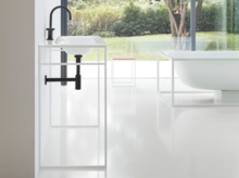 Waschbecken aus Stahl-Email auf Einbauplatte, freistehende oval geformte Badewanne aus Stahl-Email im modernen Badezimmer.