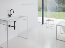 Waschbecken aus Stahl-Email auf Einbauplatte, rechteckige Badewanne aus Stahl-Email, modernes, barrierefreies Bad mit Blick ins Grüne.
