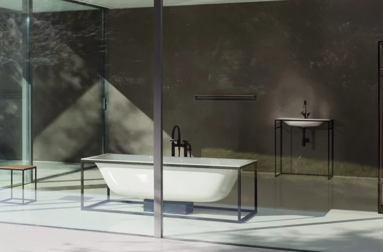 Freistehende, rechteckige Badewanne und rundes Waschbecken auf Einbauplatte, beide aus Stahl-Email, in modernem Badezimmer.