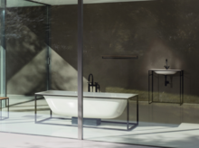 Freistehende, rechteckige Badewanne und rundes Waschbecken auf Einbauplatte, beide aus Stahl-Email, in modernem Badezimmer.