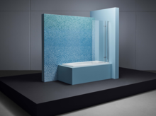 Rechteckige Badewanne aus Stahl-Email, teilweise umbaut, mit blauer Mosaikfliese und Glas-Duschabtrennung.