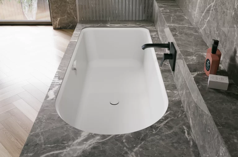 Weiße Badewanne in grauer Badezimmernische mit schwarzer Armatur und eleganter Wandverkleidung.