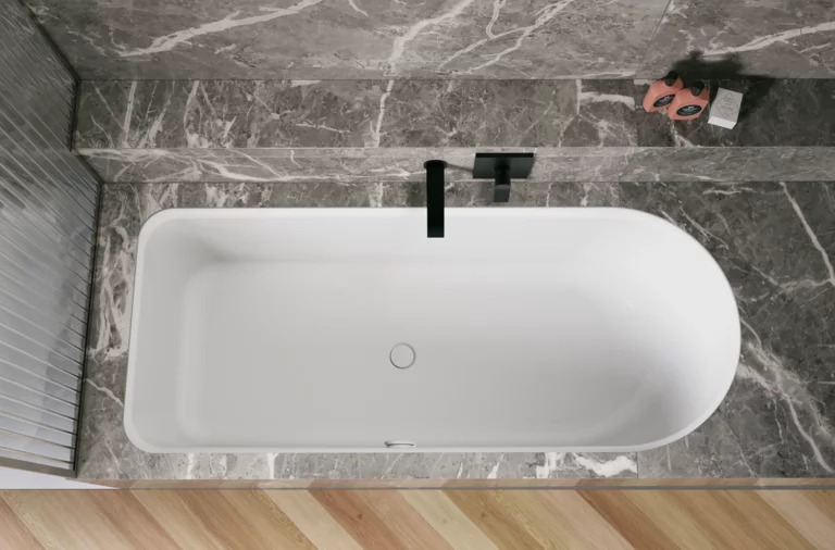 Weiße Badewanne in grauer Nische, von oben gesehen, mit schwarzer Armatur und hellem Fischgrätboden.