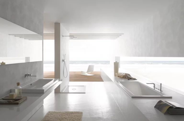 Modernes Badezimmer mit rechteckiger Stahl-Email-Badewanne, rechteckigem Waschbecken auf Einbauplatte und quadratischer Duschfläche.