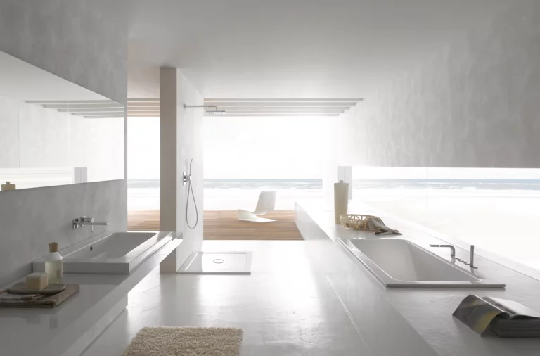 Salle de bains moderne avec baignoire rectangulaire en acier émaillé, lavabo rectangulaire sur plan et receveur de douche carré.