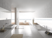 Modernes Badezimmer mit rechteckiger Stahl-Email-Badewanne, rechteckigem Waschbecken auf Einbauplatte und quadratischer Duschfläche.