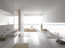 Salle de bains moderne avec baignoire rectangulaire en acier émaillé, lavabo rectangulaire sur plan et receveur de douche carré.