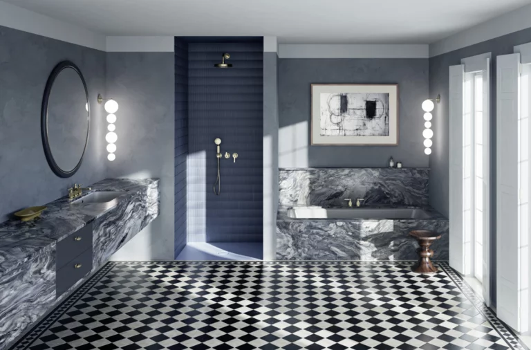 Luxuriöses Bad mit Marmoroptik, eingelassener Badewanne, hellblauer Duschwanne, Einbauwaschtisch und schwarz-weißem Fliesenboden.