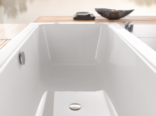 Rechteckige Badewanne aus Stahl-Email, weiß, mit Ablage aus Holz und modernem, minimalistischem Design.