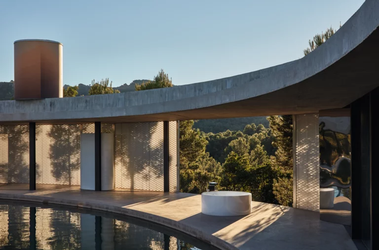 露台上独立圆形钢搪瓷浴缸，眺望绿色景色