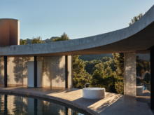 露台上独立圆形钢搪瓷浴缸，眺望绿色景色