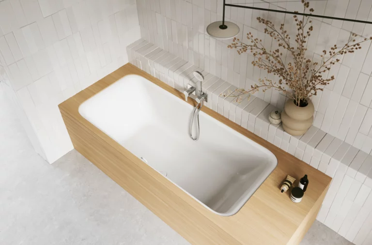 Weiße Badewanne mit gerillter Front in hellem Bad mit Ablage, Handbrause und Vase.