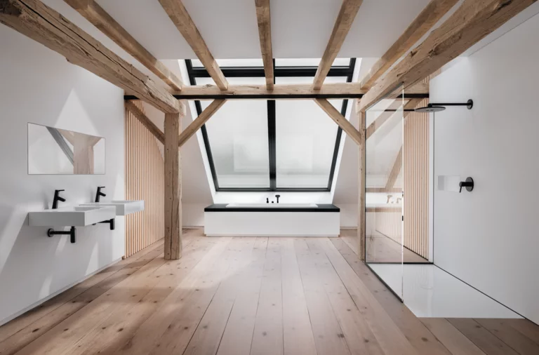 Modernes Badezimmer mit rechteckiger Stahl-Email-Badewanne, zwei Waschbecken auf Einbauplatten und bodengleicher Stahl-Email-Duschfläche.