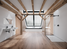 Modernes Badezimmer mit rechteckiger Stahl-Email-Badewanne, zwei Waschbecken auf Einbauplatten und bodengleicher Stahl-Email-Duschfläche.