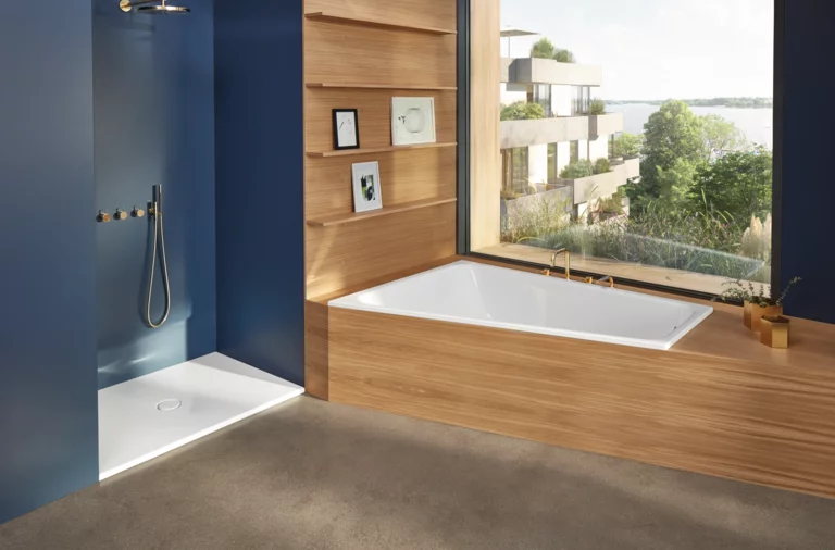 Прямоугольная стальная эмалированная ванна и плоский прямоугольный стальной эмалированный душевой поддон в современной ванной комнате с деревянной отделкой.