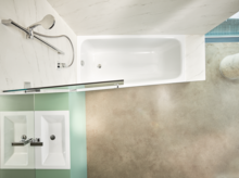 Rechteckige Badewanne aus Stahl-Email und zwei eckige Waschbecken auf Einbauplatte in modernem Bad.