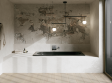 Dunkle Badewanne in hellem Bad mit weißer Einfassung, strukturierter Wand, Pendelleuchten und großem Fenster.