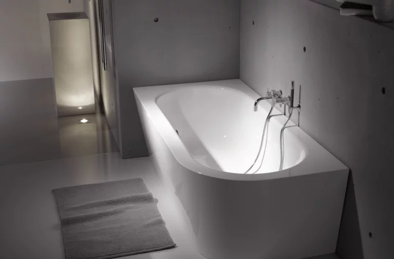 Stahl-Email-Badewanne, außen eckig, innen oval, freistehend, mit Armatur, modernes Badezimmer, seitliche Ablage.