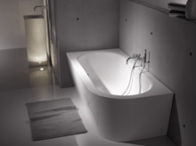 Stahl-Email-Badewanne, außen eckig, innen oval, freistehend, mit Armatur, modernes Badezimmer, seitliche Ablage.