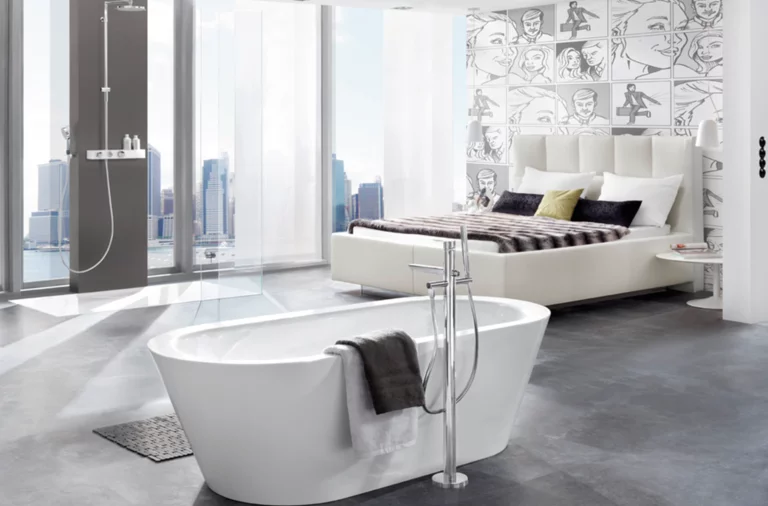 独立椭圆形钢瓷浴缸配毛巾，背景为现代淋浴区，明亮空间设计