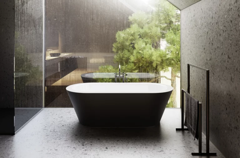 Freistehende Badewanne vor großer Fensterfront mit Blick ins Grüne in einem modernen Badezimmer mit schlichter Gestaltung.