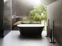 现代极简浴室中，独立浴缸设于大窗前，可眺望绿意庭院。