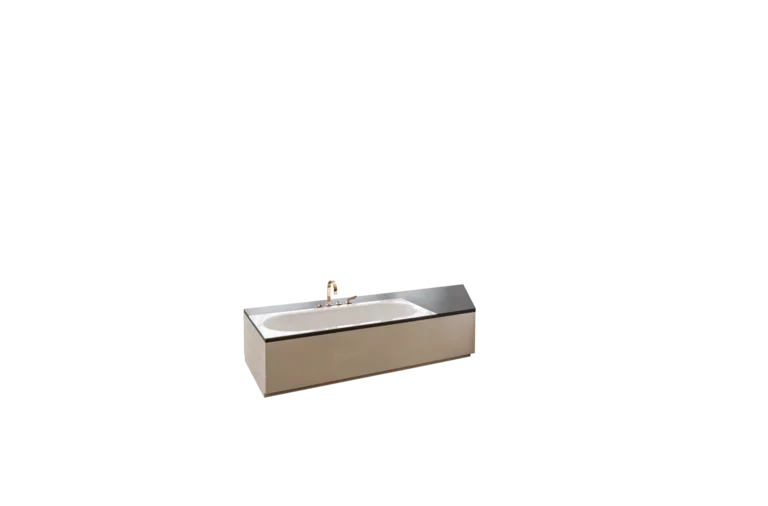 Bagno moderno con vasca rettangolare in acciaio smaltato e lavabo sospeso su piano d’appoggio, grandi finestre con vista sul giardino.