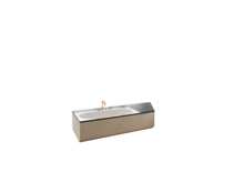 Bagno moderno con vasca rettangolare in acciaio smaltato e lavabo sospeso su piano d’appoggio, grandi finestre con vista sul giardino.