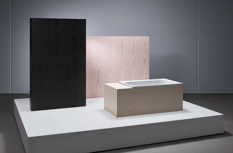 Vasca da bagno rettangolare in acciaio smaltato con rivestimento in legno su podio, design minimalista, colori neutri.