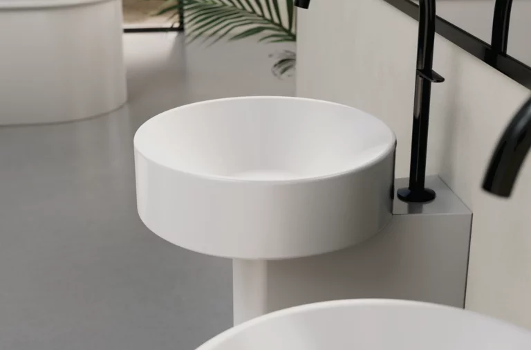 圆形钢瓷洗手盆配黑色龙头，安装在台面上，现代浴室内有独立钢瓷浴缸。