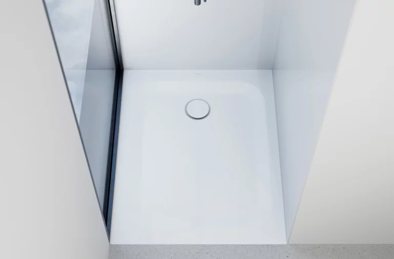 Weiße, quadratische Duschwanne in einer Nische mit schlichter Wandgestaltung und bodentiefem Fenster.