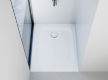 Weiße, quadratische Duschwanne in einer Nische mit schlichter Wandgestaltung und bodentiefem Fenster.