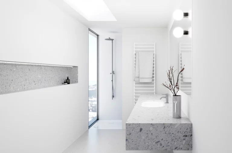 Helles, minimalistisches Bad mit weißer Duschwanne, Waschbecken auf Terrazzoplatte, Wandnische und bodentiefem Fenster.