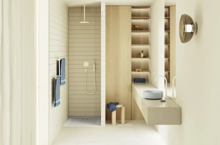 Helles Bad mit offener Dusche, wandhängender Konsole mit hellblauem Aufsatzwaschbecken und Regalen in Holzoptik.