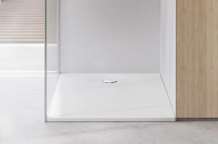 Doccia minimal con piatto bianco, parete in vetro e design luminoso in un bagno moderno.