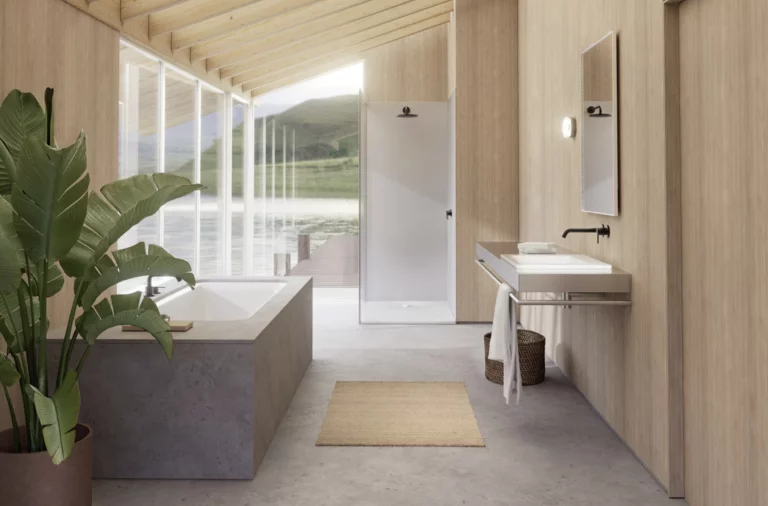 Bagno moderno con vasca freestanding, pareti in legno, ampia finestra vista lago e lavabo con rubinetto a parete.