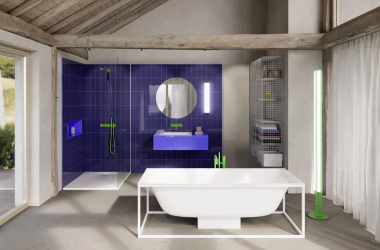 Bagno moderno con vasca freestanding, doccia e lavabo piastrellati viola, rubinetti verdi e soffitto in legno a vista.