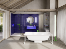 Bagno moderno con vasca freestanding, doccia e lavabo piastrellati viola, rubinetti verdi e soffitto in legno a vista.