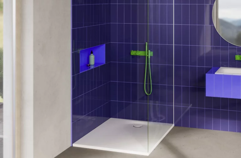 Dusche mit weißer Duschwanne, lila Wandfliesen, grüner Armatur und integrierter Ablage in modernem Bad.