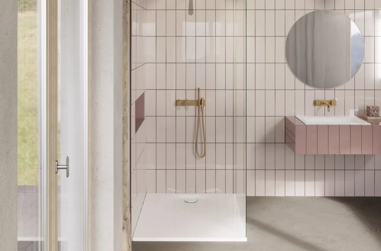 Helles Bad mit bodengleicher Dusche, vertikalen Fliesen, goldener Armatur, rundem Spiegel und schwebendem Waschtisch.
